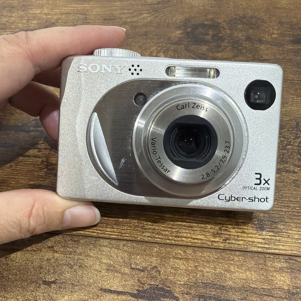 Sony Cyber-Shot DSC-W1 5.1MP 3x Zoom Carl Zeiss Silver Digital Camera Parts Only